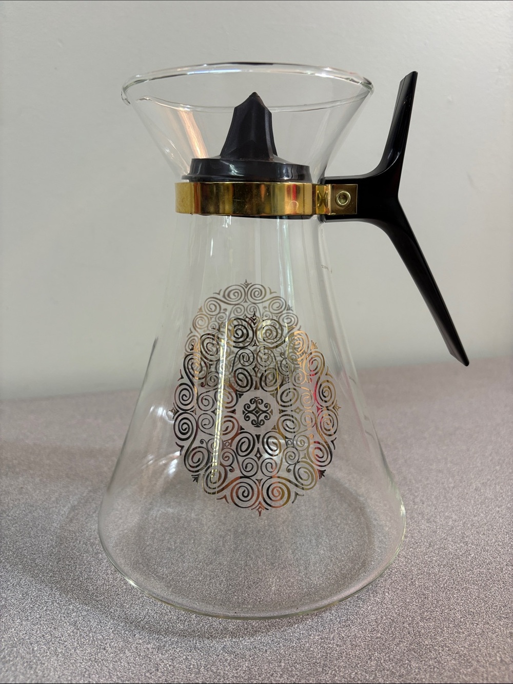 Geni Corning 8 Cup Glass Carafe with Gold Medallion and Black Handle